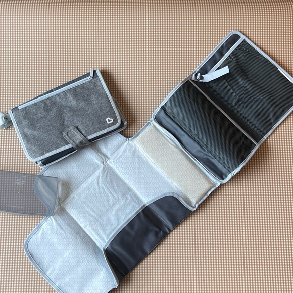 Munchkin designer diaper change kit. Set of 2 - Picture 1 of 11